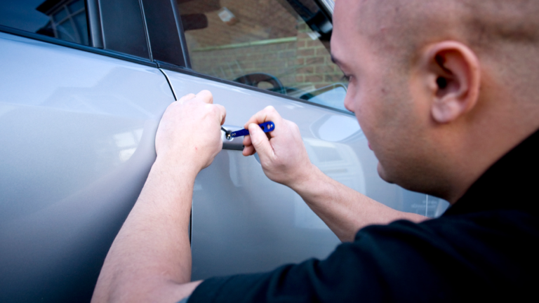 2 Strong Reasons To Hire An Automotive Locksmith